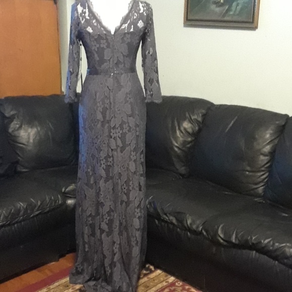 Three quarter sleeve lace gown - Picture 4 of 4